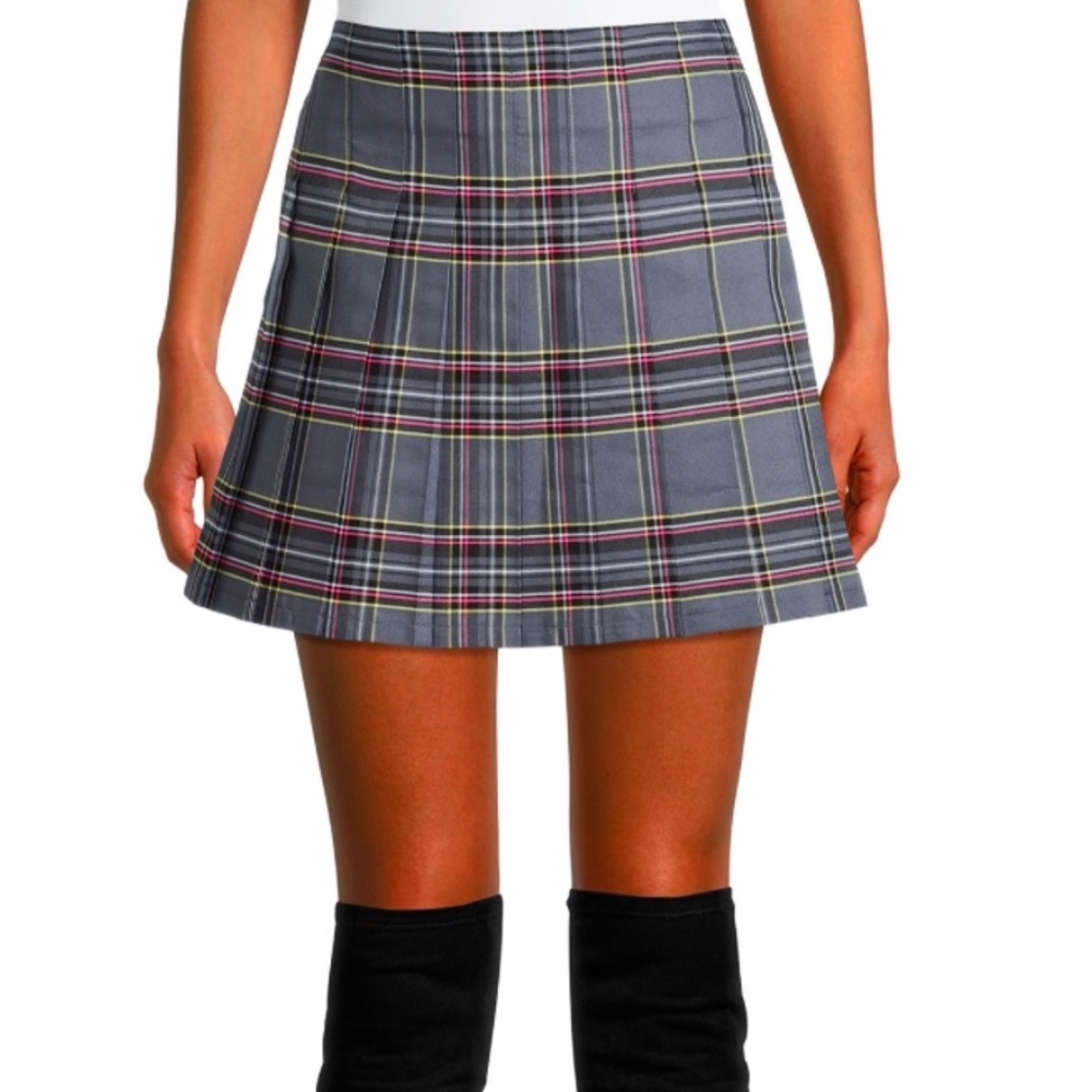 No Boundaries gray pleated plaid skirt.